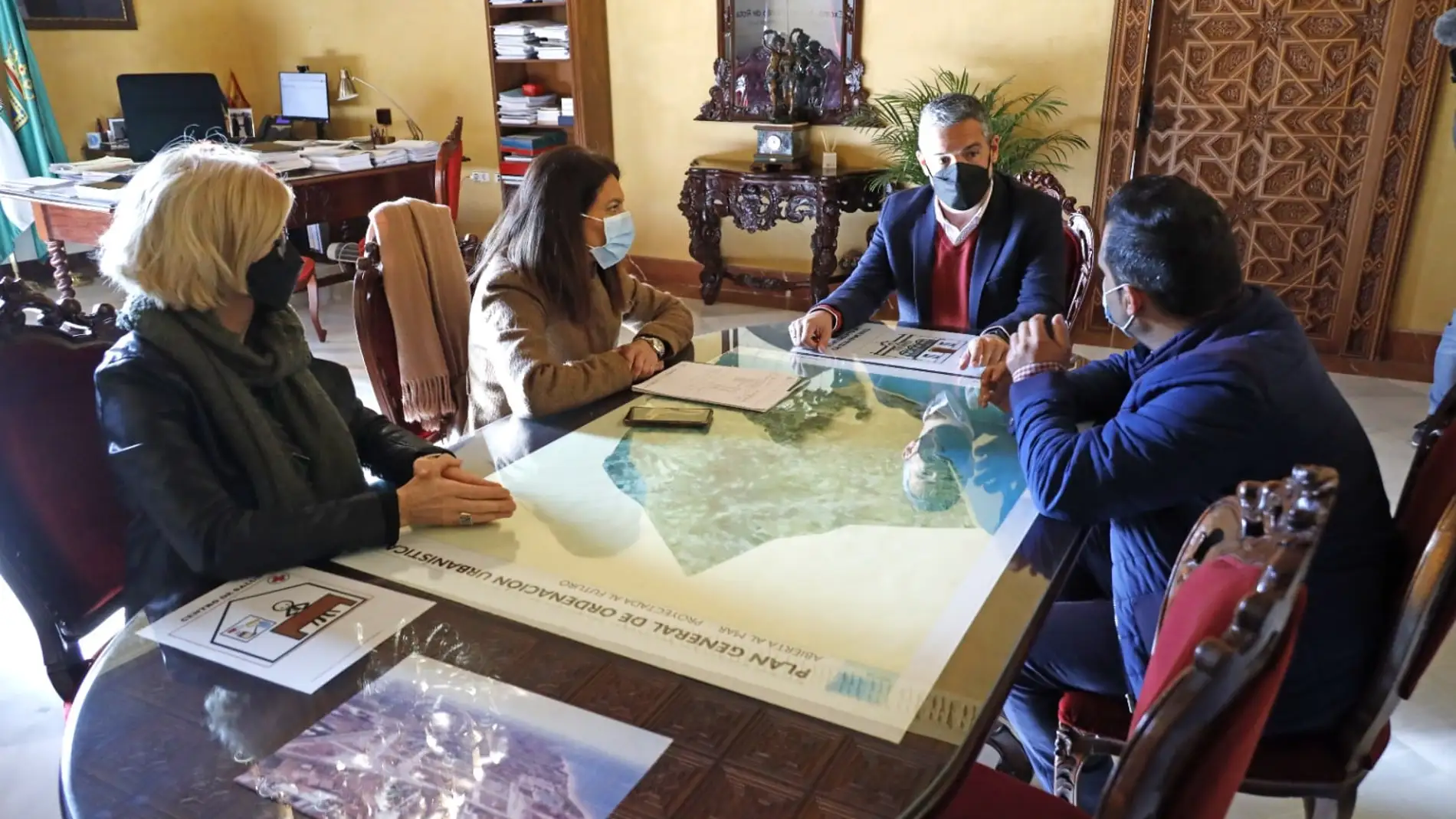 El alcalde de Rota, Javier Ruiz Arana, reunida con la delegada de Turismo, María Jesús Herencia