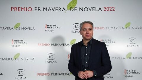 El periodista Vicente Vall&eacute;s posa tras ser proclamado ganador del Premio Primavera de Novela 2022 por su obra "Operaci&oacute;n Kaz&aacute;n", en el espacio "&Aacute;mbito Cultural" en Madrid