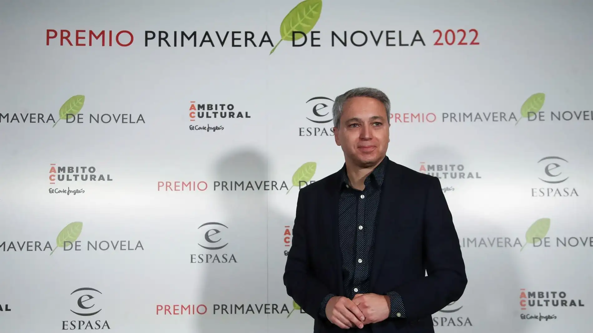 El periodista Vicente Vallés posa tras ser proclamado ganador del Premio Primavera de Novela 2022 por su obra "Operación Kazán", en el espacio "Ámbito Cultural" en Madrid