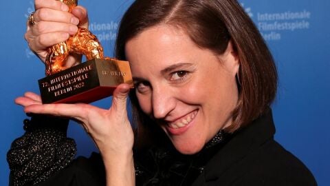 La directora Carla Sim&oacute;n posa con el Oso de Oro de la Berlinale por la pel&iacute;cula 'Alcarr&agrave;s'