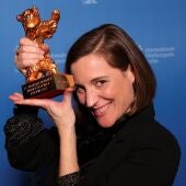 La directora Carla Simón posa con el Oso de Oro de la Berlinale por la película 'Alcarràs'