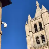 Cámaras de videovigilancia frente a la Catedral de León Cámaras de videovigilancia frente a la Catedral de León