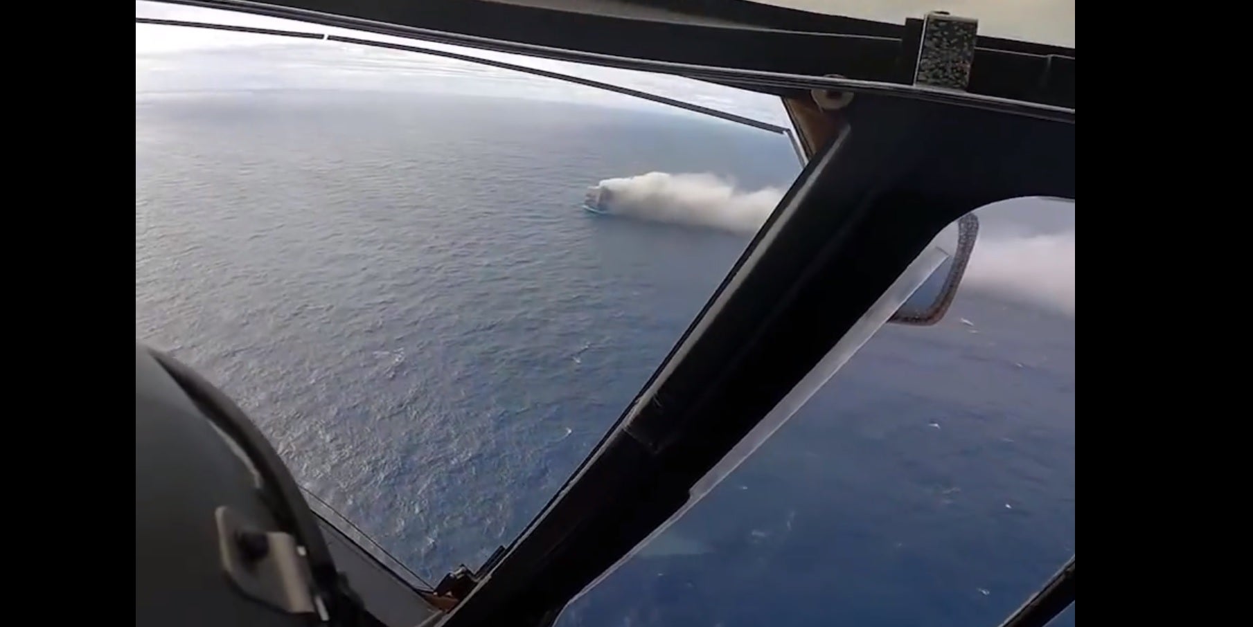 Un buque cargado de Porsches y otros coches de lujo se incendia y se encuentra a la deriva en pleno Atlántico Un buque cargado de Porsches y otros coches de lujo se incendia y se encuentra a la deriva en pleno Atlántico