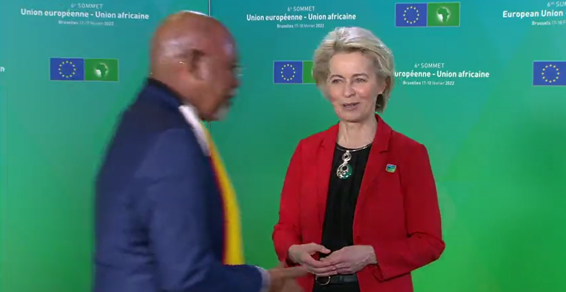 El desplante del ministro de Exteriores de Uganda a Ursula von der Layen: saluda a todos los hombres pero no a ella El desplante del ministro de Exteriores de Uganda a Ursula von der Layen: saluda a todos los hombres pero no a ella