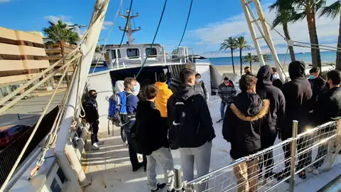 Estudiantes en el barco museo Esteban González de Santa Pola. Estudiantes en el barco museo Esteban González de Santa Pola.