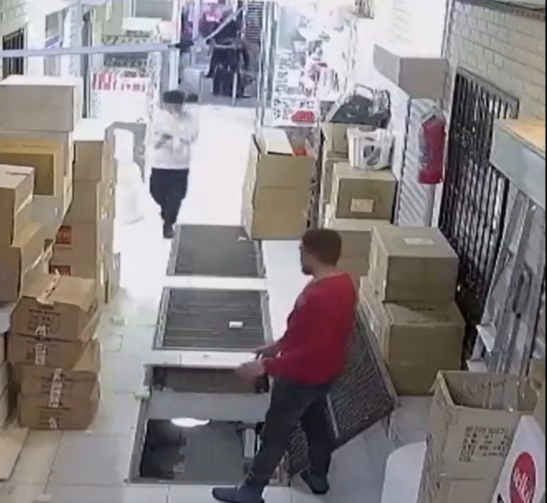 Así ha sido la brutal caída de un joven por una trampilla al estar usando el móvil y no mirar delante Así ha sido la brutal caída de un joven por una trampilla al estar usando el móvil y no mirar delante