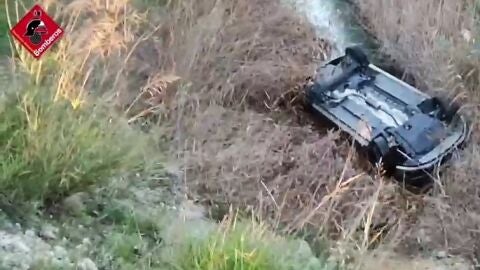 Veh&iacute;culo accidentado en la carretera del parque natural de El Hondo. 