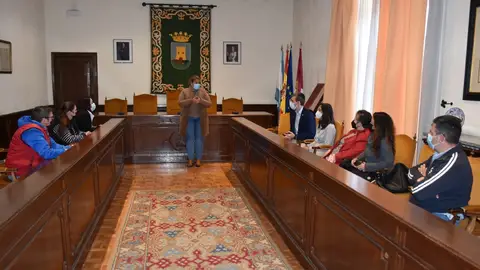 El ayuntamiento se reúne con la plataforma de afectados por los planes de empleo El ayuntamiento se reúne con la plataforma de afectados por los planes de empleo