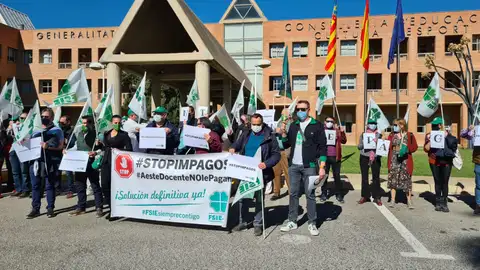 Miembros del sindicato se ha concentrado a las puertas de la Consellería. IMPAGOS PROFESORES