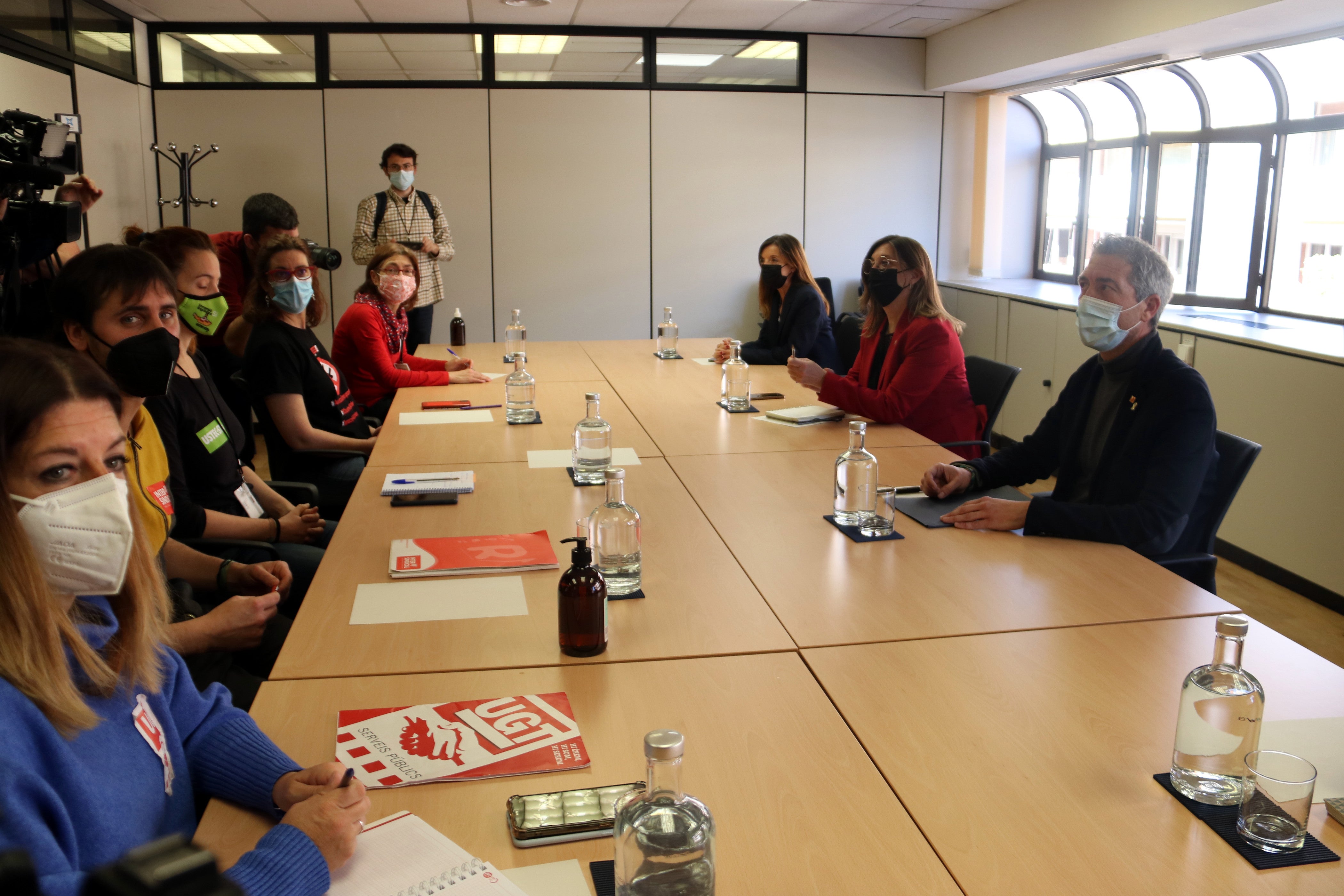 Los sindicatos de profesores convocan una huelga de 5 días en marzo ante el avance de curso en Cataluña Los sindicatos de profesores convocan una huelga de 5 días en marzo ante el avance de curso en Cataluña