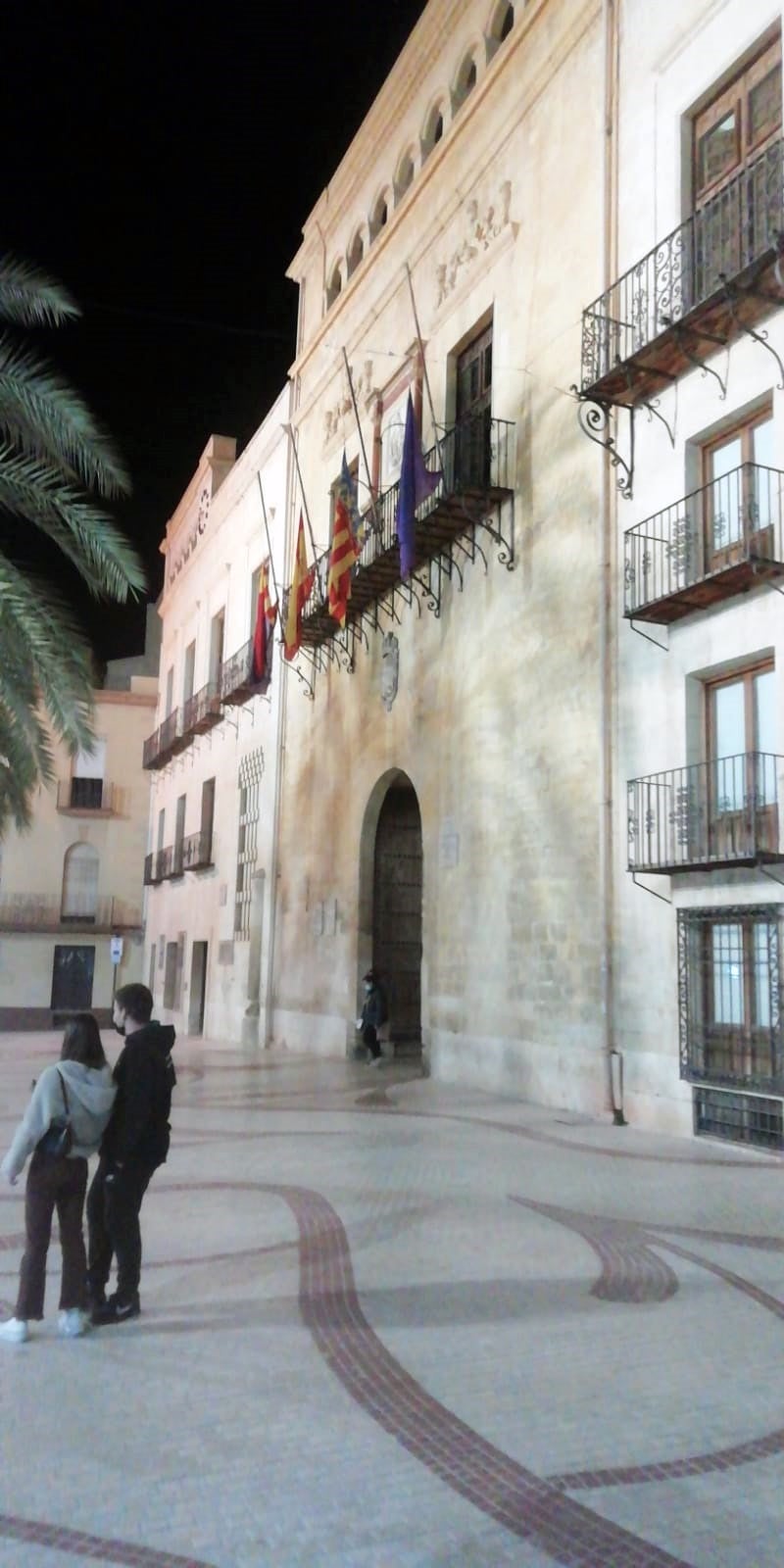 Las banderas del Ayuntamiento de Elche ondean a media asta en señal de luto por la tragedia del pesquero ‘Villa de Pitanxo’ Las banderas del Ayuntamiento de Elche ondean a media asta en señal de luto por la tragedia del pesquero ‘Villa de Pitanxo’