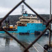 Uno de los barcos que llevaba los cadáveres de los fallecidos en el naufragio del pesquero gallego en Terranova