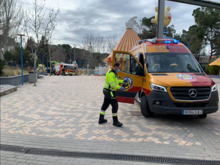 Al menos 13 heridos al derrumbarse parte del techo del auditorio del Parque de Atracciones de Madrid Al menos 13 heridos al derrumbarse parte del techo del auditorio del Parque de Atracciones de Madrid