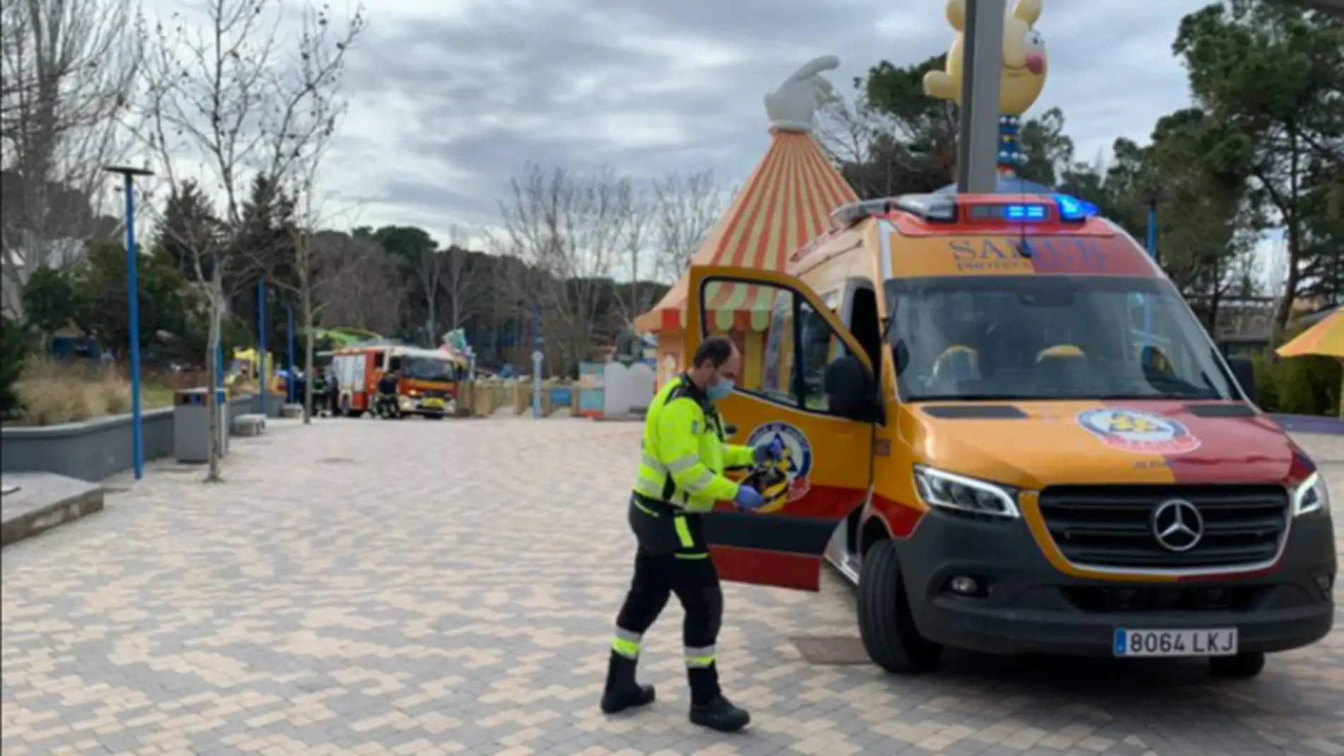 Los servicios de emergencia, en el Parque de Atracciones de Madrid