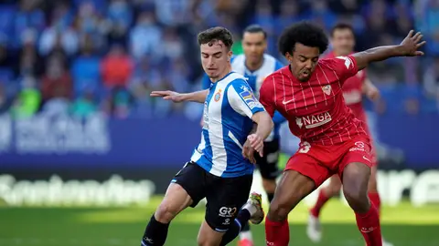El defensa del Espanyol Adriá Pedrosa (i) disputa el balón ante el defensa francés del Sevilla Jules Koundé (d) El defensa del Espanyol Adriá Pedrosa (i) disputa el balón ante el defensa francés del Sevilla Jules Koundé (d)