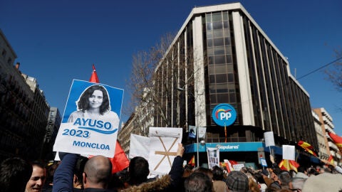 Cientos de simpatizantes de Isabel D&iacute;az Ayuso se concentran en G&eacute;nova para pedir la dimisi&oacute;n de Pablo Casado y Garc&iacute;a Egea