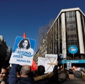 Cientos de simpatizantes de Isabel Díaz Ayuso se concentran en Génova para pedir la dimisión de Pablo Casado y García Egea