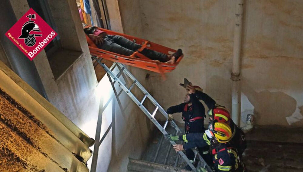 Maniobras de rescate del hombre en Novelda.