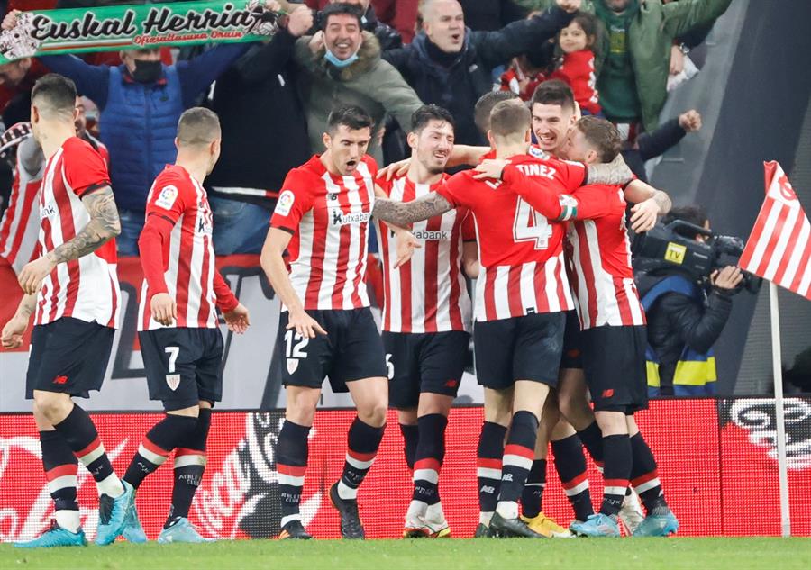 El Athletic arrolla a la Real Sociedad en el derbi vasco El Athletic arrolla a la Real Sociedad en el derbi vasco
