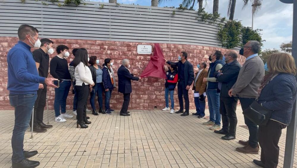 Acto de inauguración en Elche del 'Carrer del veí Carlos Mora Oliver'.