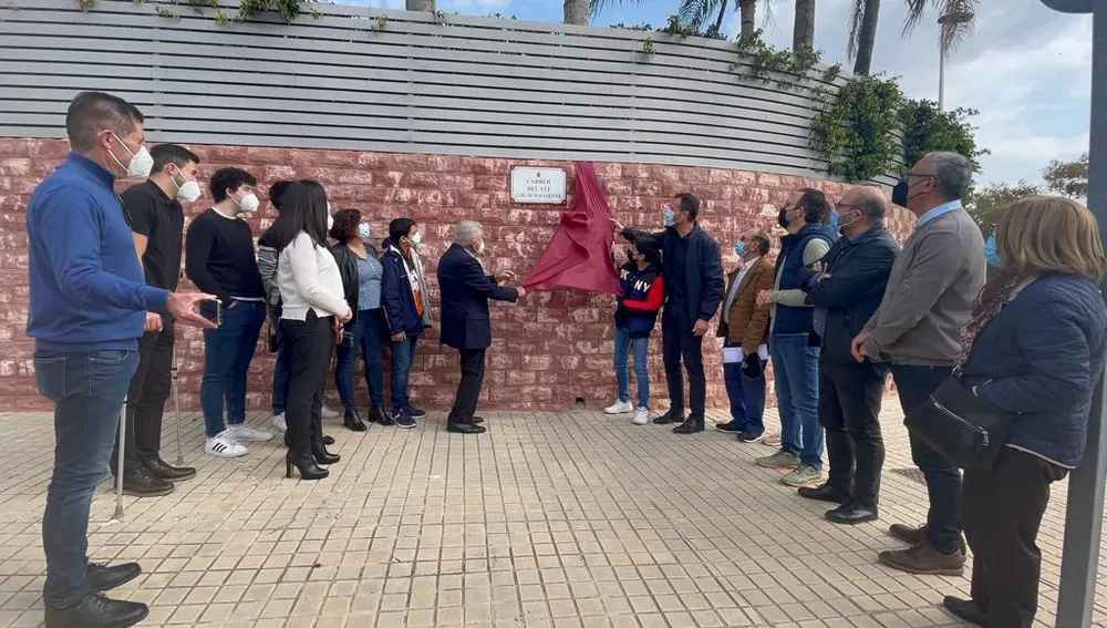Acto de inauguración en Elche del 'Carrer del veí Carlos Mora Oliver'. Acto de inauguración en Elche del 'Carrer del veí Carlos Mora Oliver'.