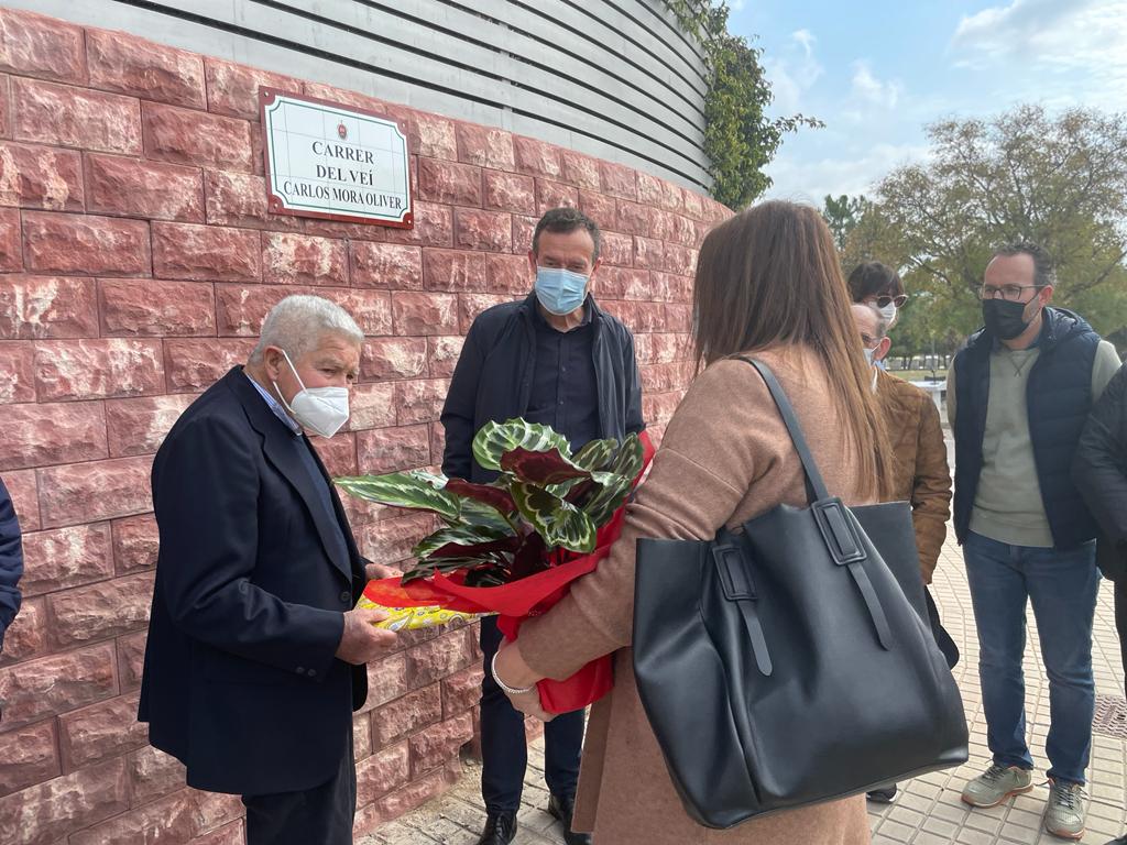 Elche dedica una calle en Peña Las Águilas a Carlos Mora Oliver por su contribución al asociacionismo vecinal y la agricultura Elche dedica una calle en Peña Las Águilas a Carlos Mora Oliver por su contribución al asociacionismo vecinal y la agricultura