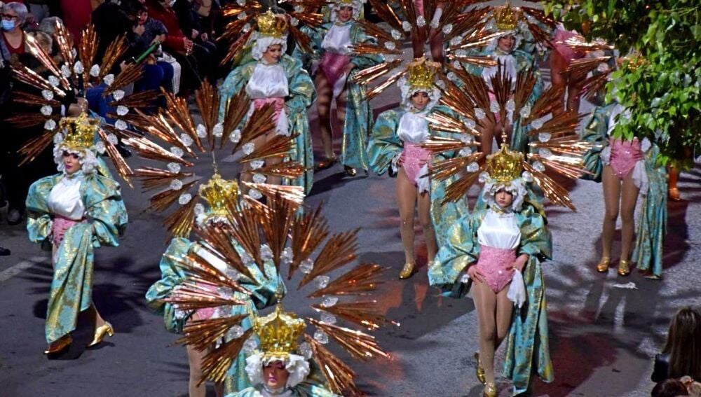La comparsa 'Osadía' de Torrevieja recrea la fisonomía de una Virgen en su puesta en escena La comparsa 'Osadía' de Torrevieja recrea la fisonomía de una Virgen en su puesta en escena