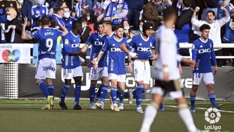 Los jugadores del Oviedo festejan el gol de Borja Bast&oacute;n en Burgos