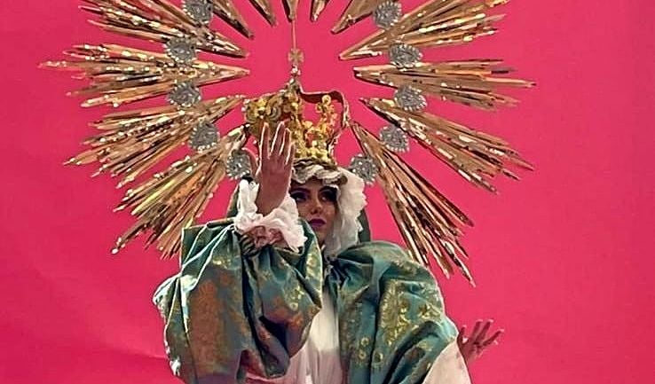 La comparsa 'Osadía' de Torrevieja recrea la fisonomía de una Virgen en su puesta en escena La comparsa 'Osadía' de Torrevieja recrea la fisonomía de una Virgen en su puesta en escena