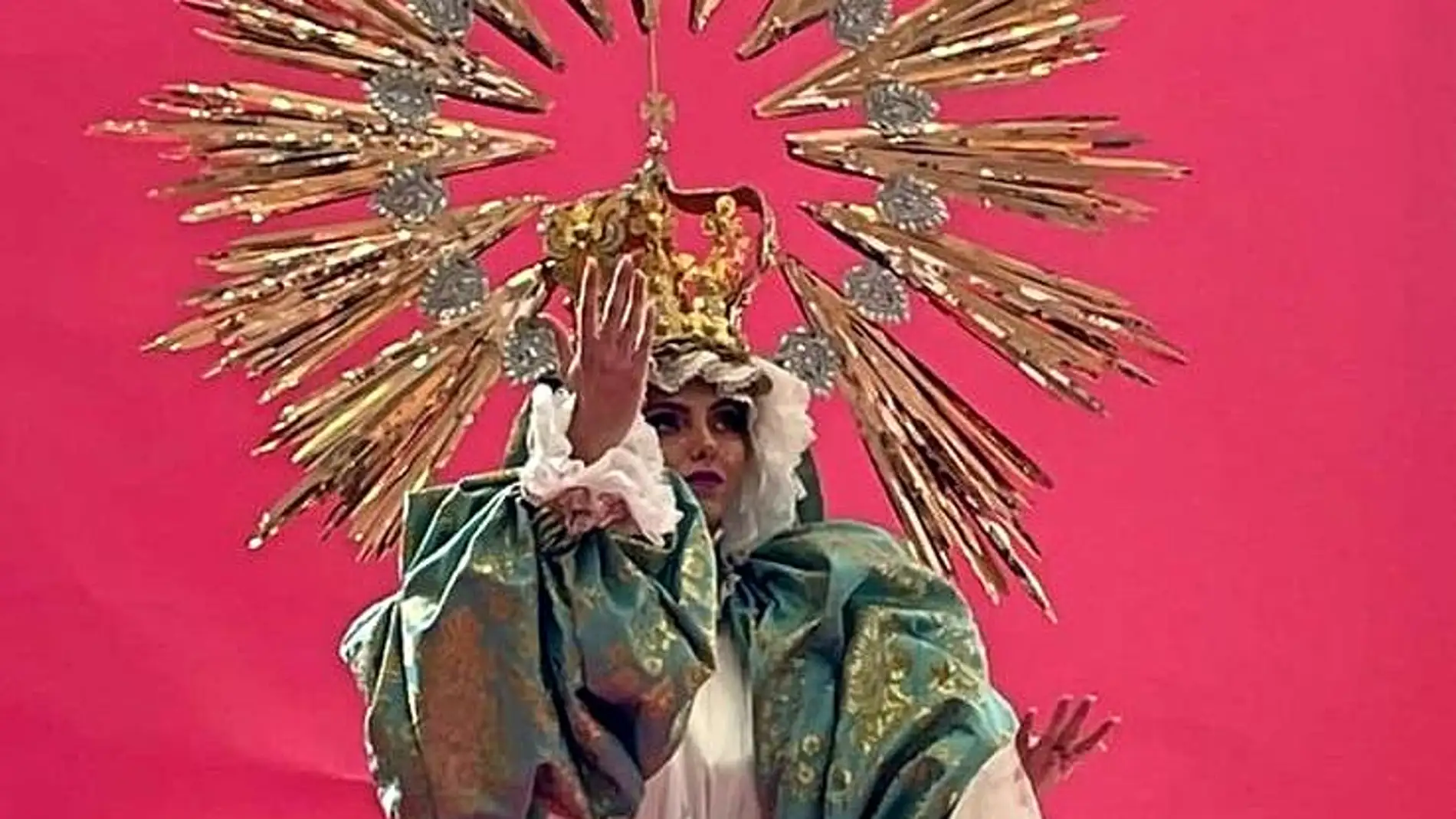 La comparsa Osadía recrea la fisonomía de una Virgen en su puesta en escena 