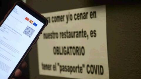 Una persona muestra su certificado de vacunación contra el Covid-19. 