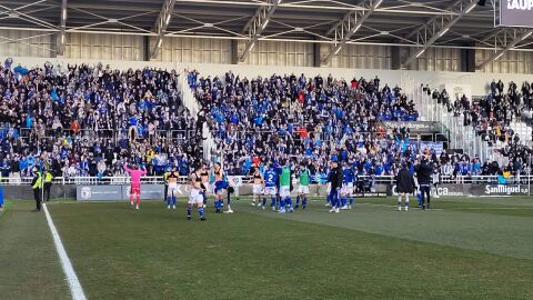 Los jugadoes celebran el triunfo en Burgos con la afici&oacute;n