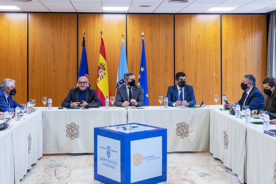 El delegado del Gobierno avala la “estrategia de especialización termal” de la Deputación de Ourense El delegado del Gobierno avala la “estrategia de especialización termal” de la Deputación de Ourense