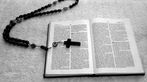 Un rosario y una Biblia Un rosario y una Biblia