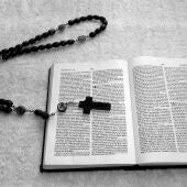 Un rosario y una Biblia