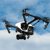 Un dron en vuelo Un dron en vuelo