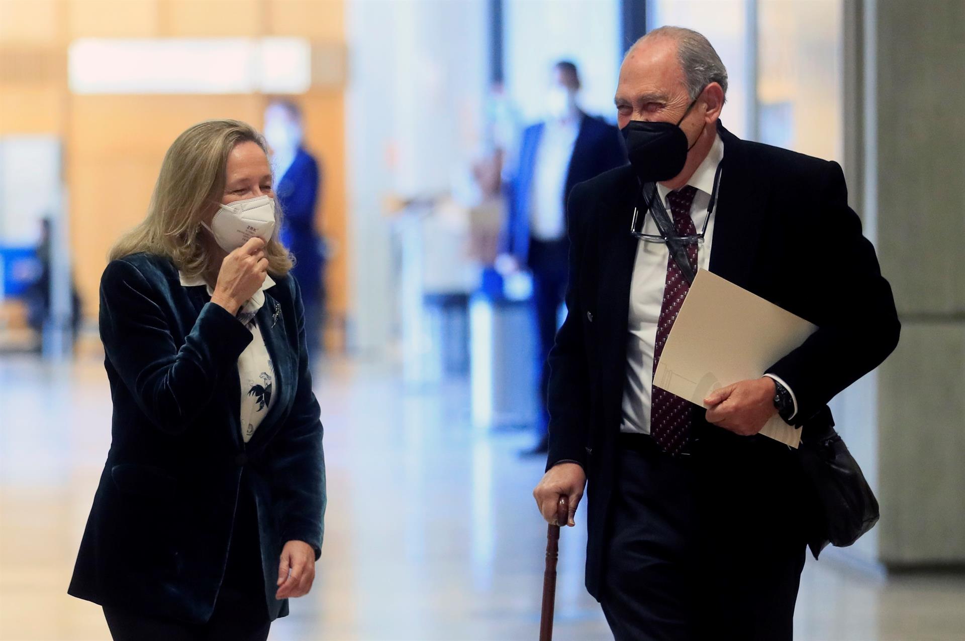 La banca firma un protocolo para mejorar el acceso y la atención personal a los mayores La banca firma un protocolo para mejorar el acceso y la atención personal a los mayores