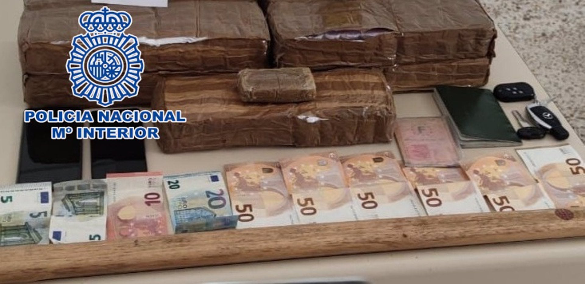 La Policía detiene en El Ejido a un hombre que transportaba más de 10 kilos de hachís en un turismo La Policía detiene en El Ejido a un hombre que transportaba más de 10 kilos de hachís en un turismo