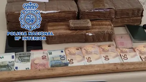 La Policía detiene en El Ejido a un hombre que transportaba 10 kilos y medio en un turismo La Policía detiene en El Ejido a un hombre que transportaba 10 kilos y medio en un turismo