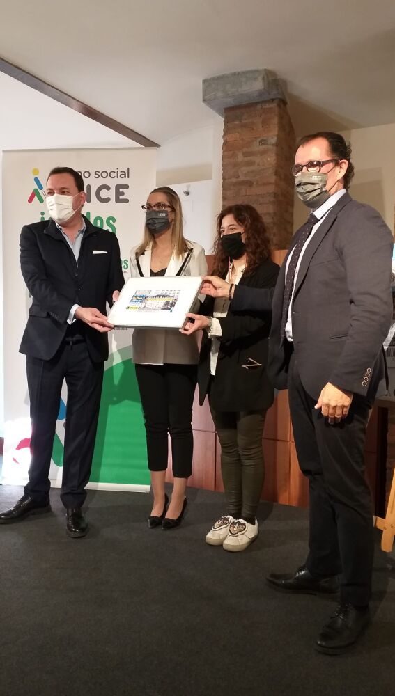 Miembros de ONCE y FUNDOS, presentando el cupón dedicado a Casa Botines