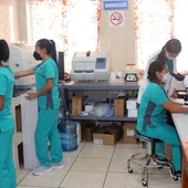 Enfermeras trabajando en el área de inmunología Enfermeras trabajando en el área de inmunología