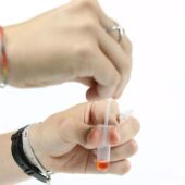 Kit desarrollado por el grupo de investigación MODeLic de la Universitat de València que detecta la droga GHB o éxtasis líquido en bebidas. 