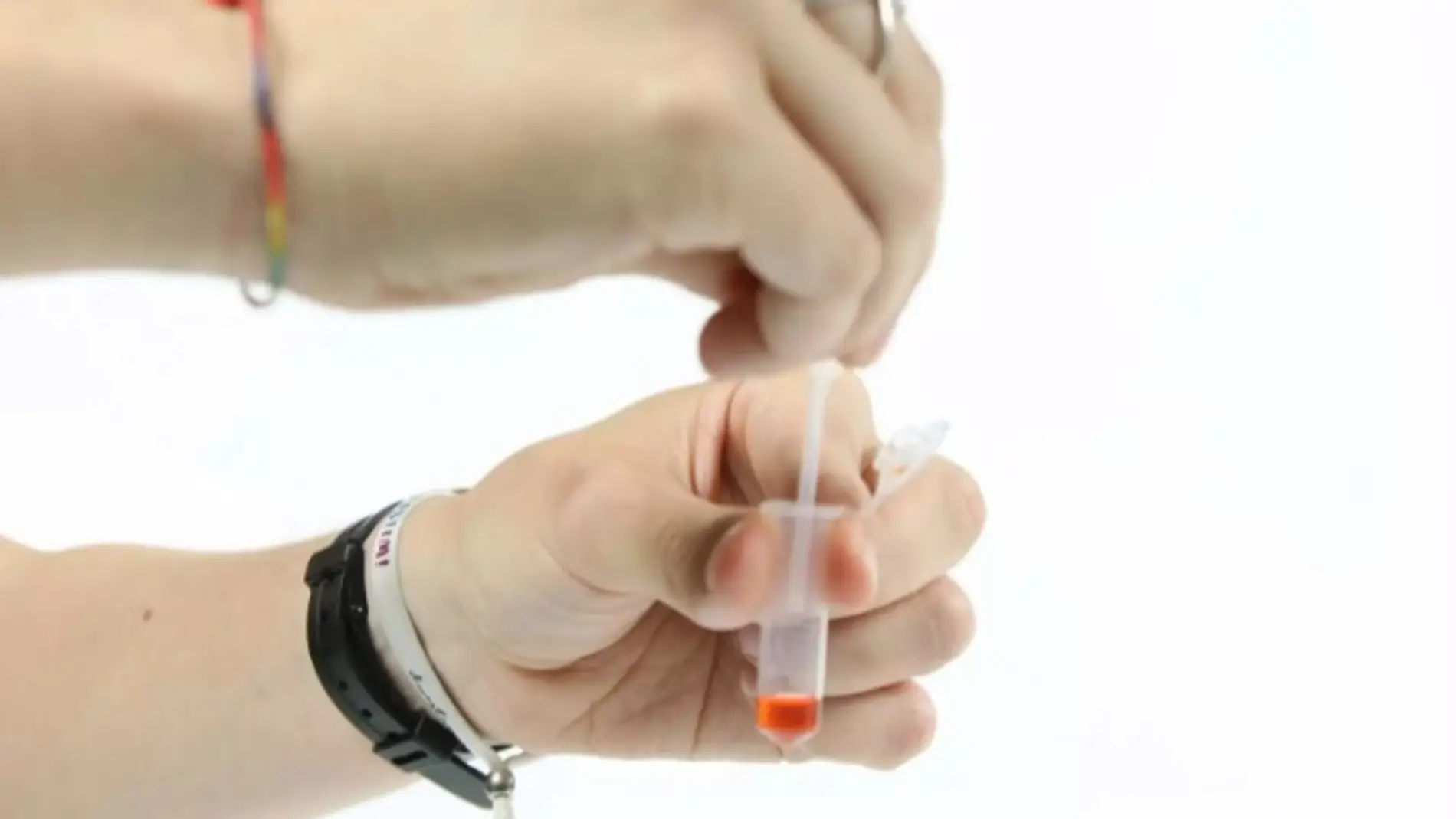 Kit desarrollado por el grupo de investigación MODeLic de la Universitat de València que detecta la droga GHB o éxtasis líquido en bebidas. 