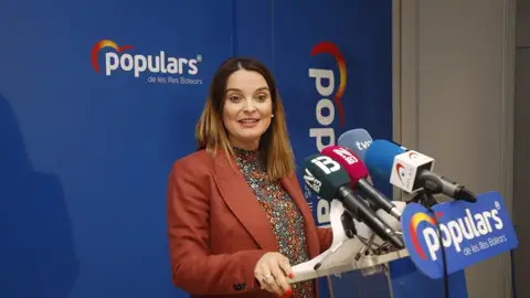 La presidenta del PP de Baleares, Margalida Prohens, en rueda de prensa. 