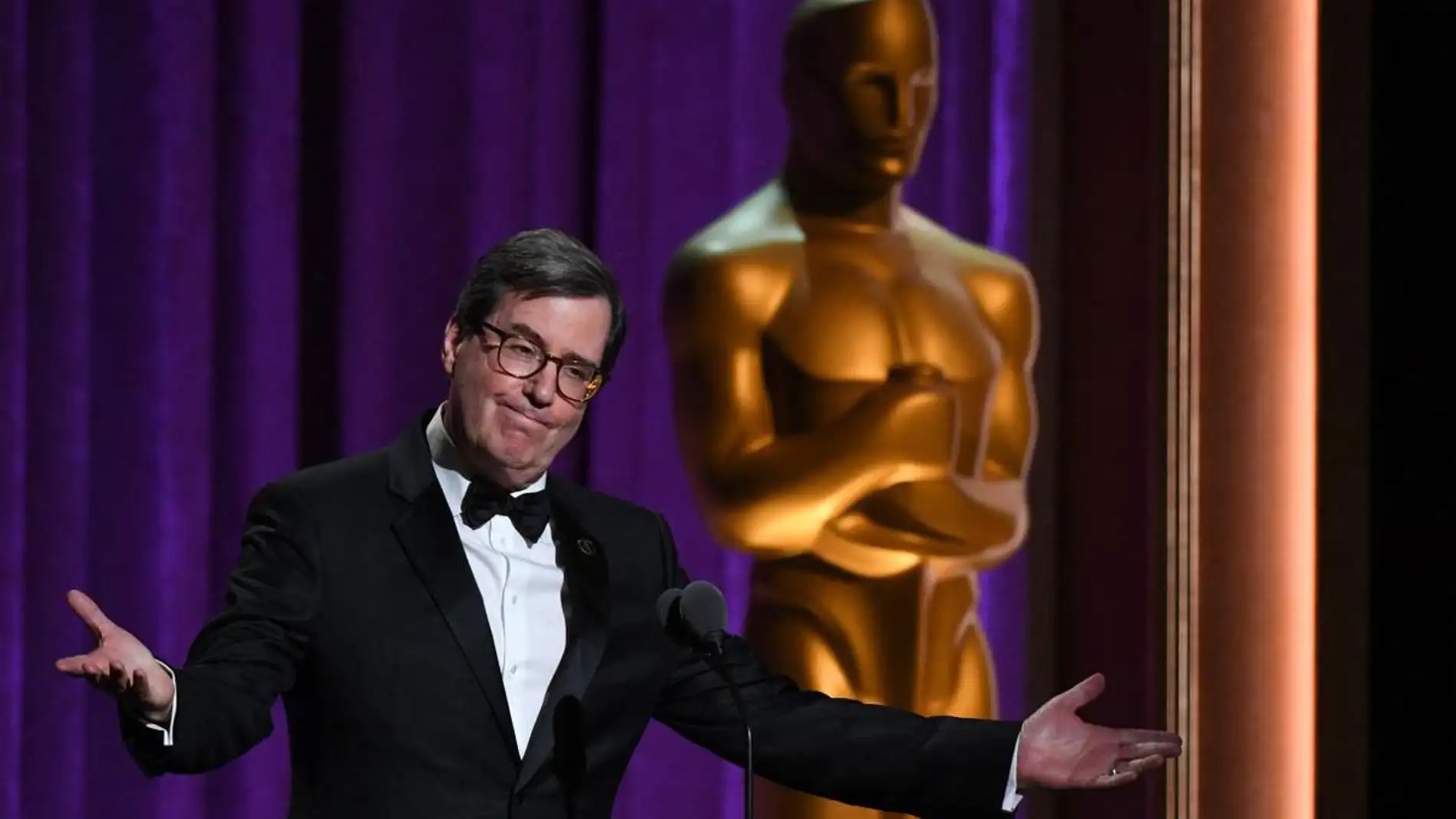 David Rubin, presidente de la Academia de Hollywood, ante una estatua gigante de un Premio Oscar