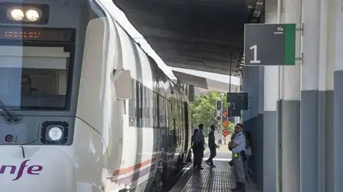 Renfe programa dos trenes especiales este fin de semana para el Carnaval de Badajoz Badajoz