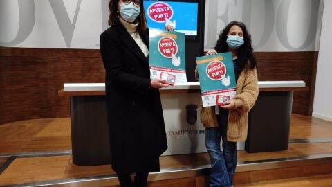 Covadonga D&iacute;az, concejala del Ayuntamiento de Oviedo, en la prentaci&oacute;n del plan contra apuestas junto a la directora del &aacute;rea de prevenci&oacute;n de la fundaci&oacute;n Cespa-Proyecto Hombre, Ar&aacute;nzazu Fern&aacute;ndez