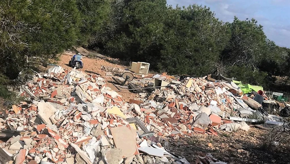 Escombros en el entorno del Clot de Galvany de Elche.