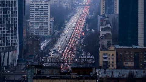 Habitantes de Kiev huyen en sus coches./Getty Images
