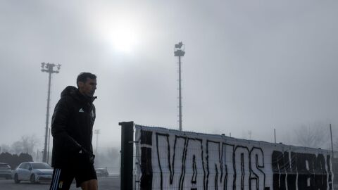 Jos&eacute; &Aacute;ngel Ziganda pasa junto a una pancarta en El Requex&oacute;n